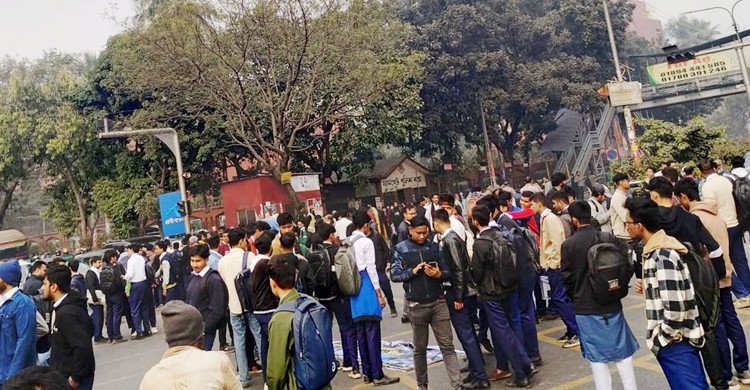 সাকিবুল হত্যার বিচার দাবিতে ফার্মগেট অবরোধ তেজগাঁও কলেজ শিক্ষার্থীদের